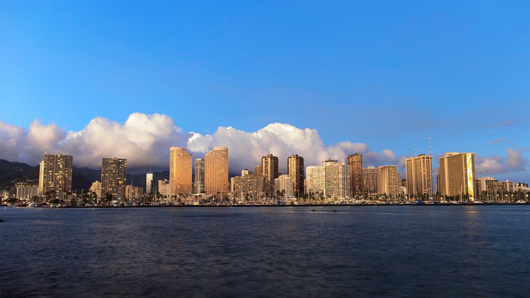 Hawaii: Honolulu skyline (iauga15-d2-14)