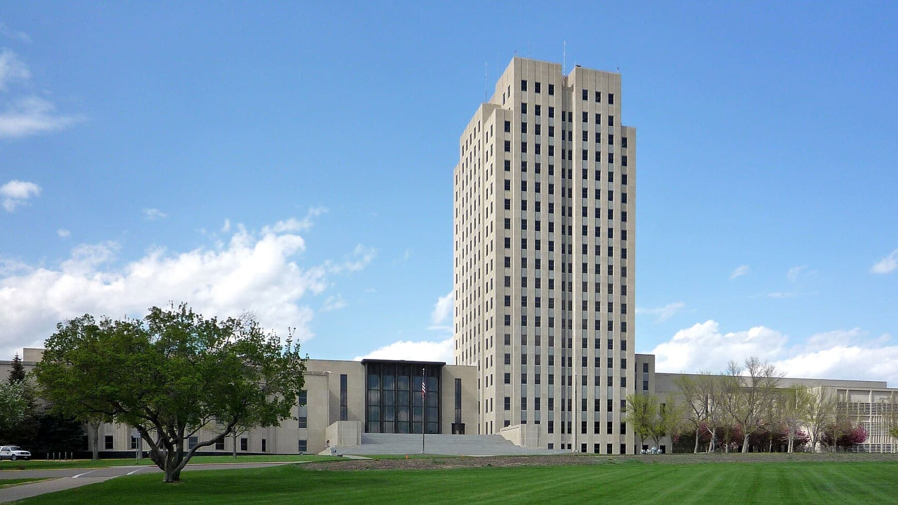 North Dakota: 2009-0521-ND-StateCapitol (cropped)