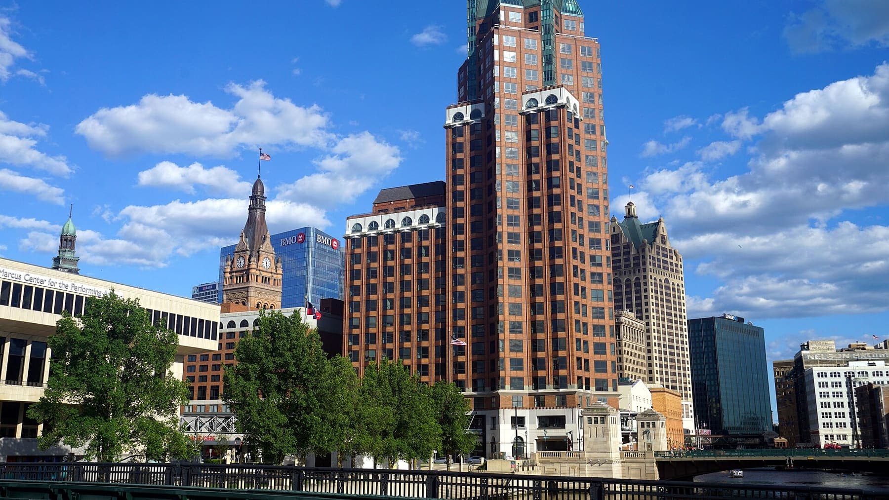 Wisconsin: Milwaukee June 2022 22 (skyline)